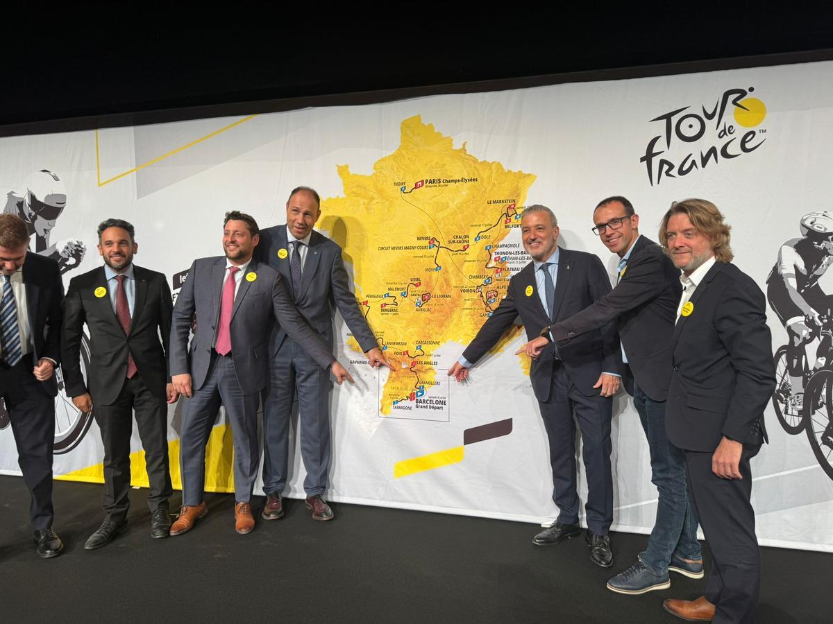 El 'conseller' Álvarez y el alcalde Collboni señalan las etapas catalanas en el mapa del Tour, en París.
