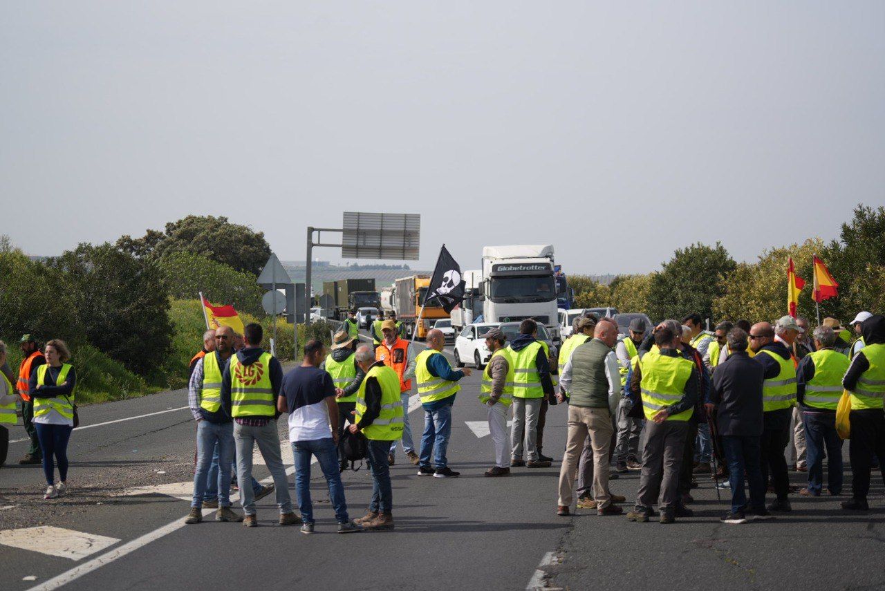 Los agricultores cordobeses vuelven a cortar la A-4 en una nueva protesta por la situación del campo