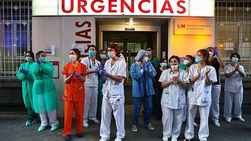 Sanitarias del hospital madrileño La Princesa devuelven los aplausos de los ciudadanos.
