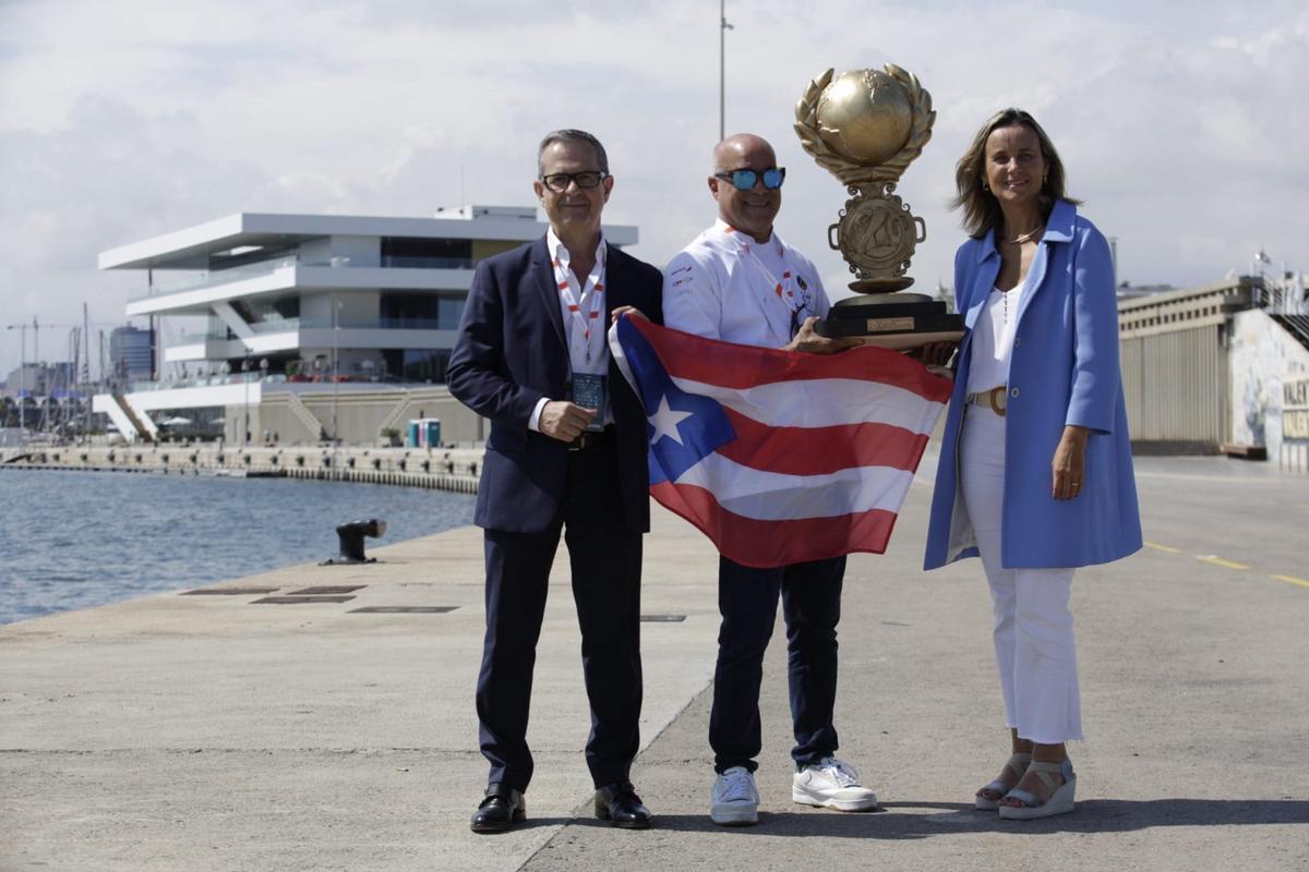 El ganador posa junto al secretario autonómico y la concejala.