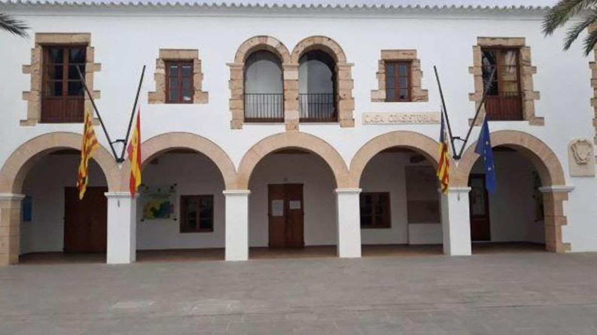 La fachada del Ayuntamiento de Santa Eulària