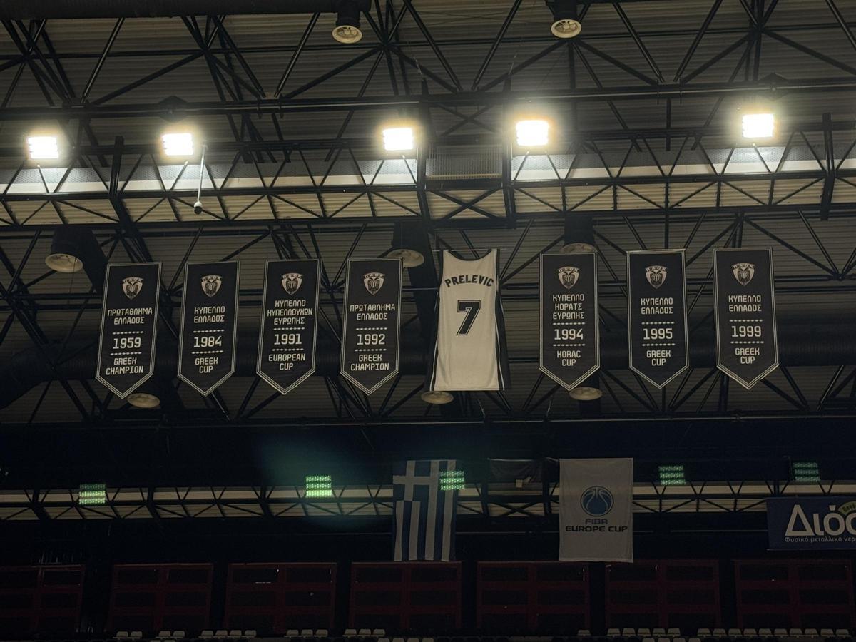 Banderolas que cuelgan del PAOK Arena Sport con los títulos del club griego