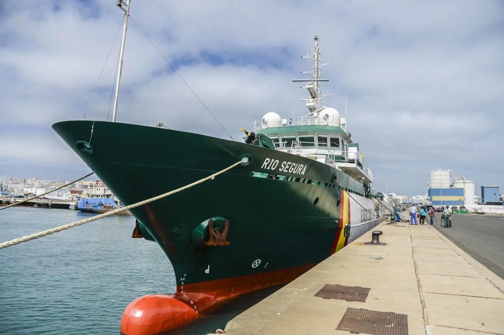 Llegada de la embarcación de la Guardia Civil