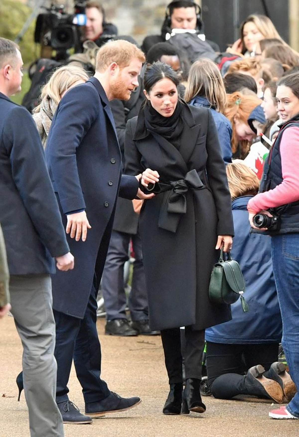 El abrigo de Meghan Markle se cierra con una lazada frontal