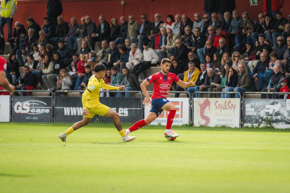 El derbi de la primera volta al Municipal d’Olot va reunir més d’un miler d’espectadors.
