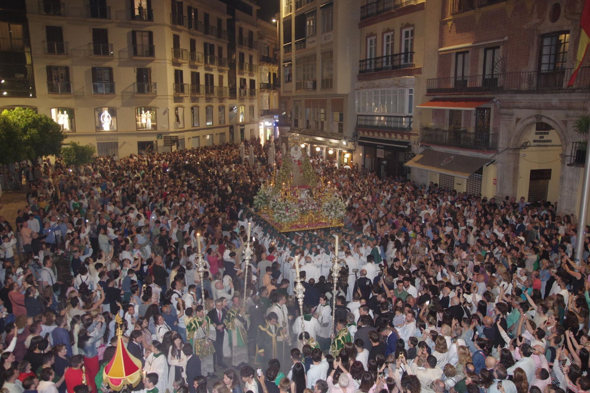 Procesión triunfal de regreso de la Virgen de la Esperanza a su basílica tras su peregrinación a Roma