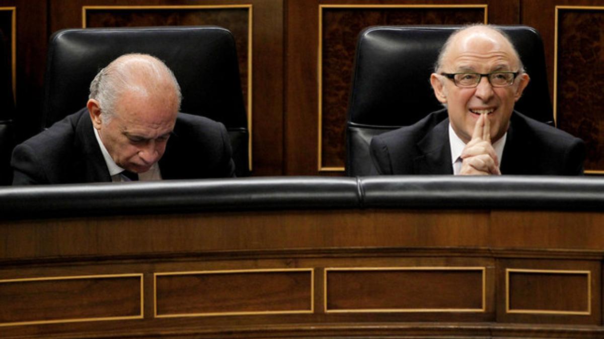 El ministro de Hacienda, Cristóbal Montoro (derecha), en su escaño en el Congreso, junto al ministro del Interior, Jorge Fernández Díaz.