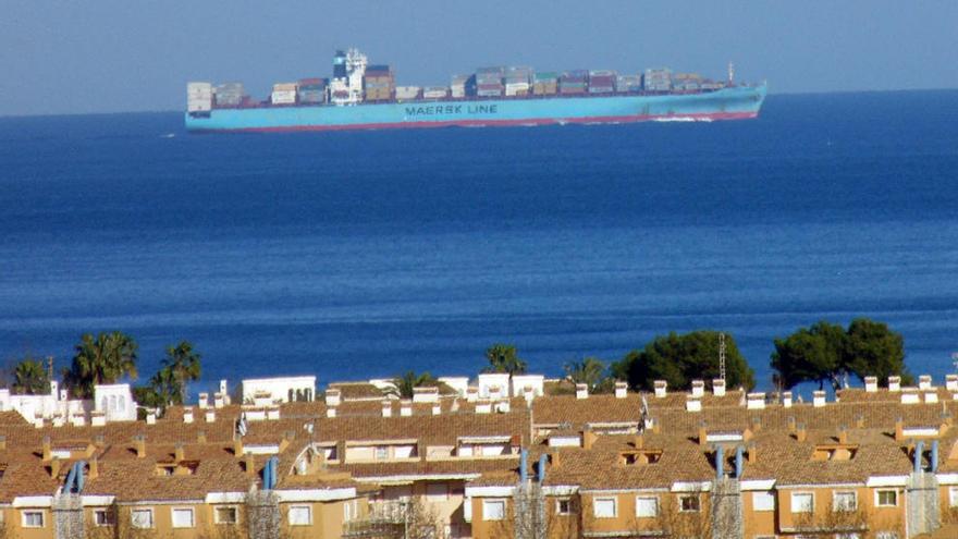 El portacontenedores navega frente al Muntanyar.