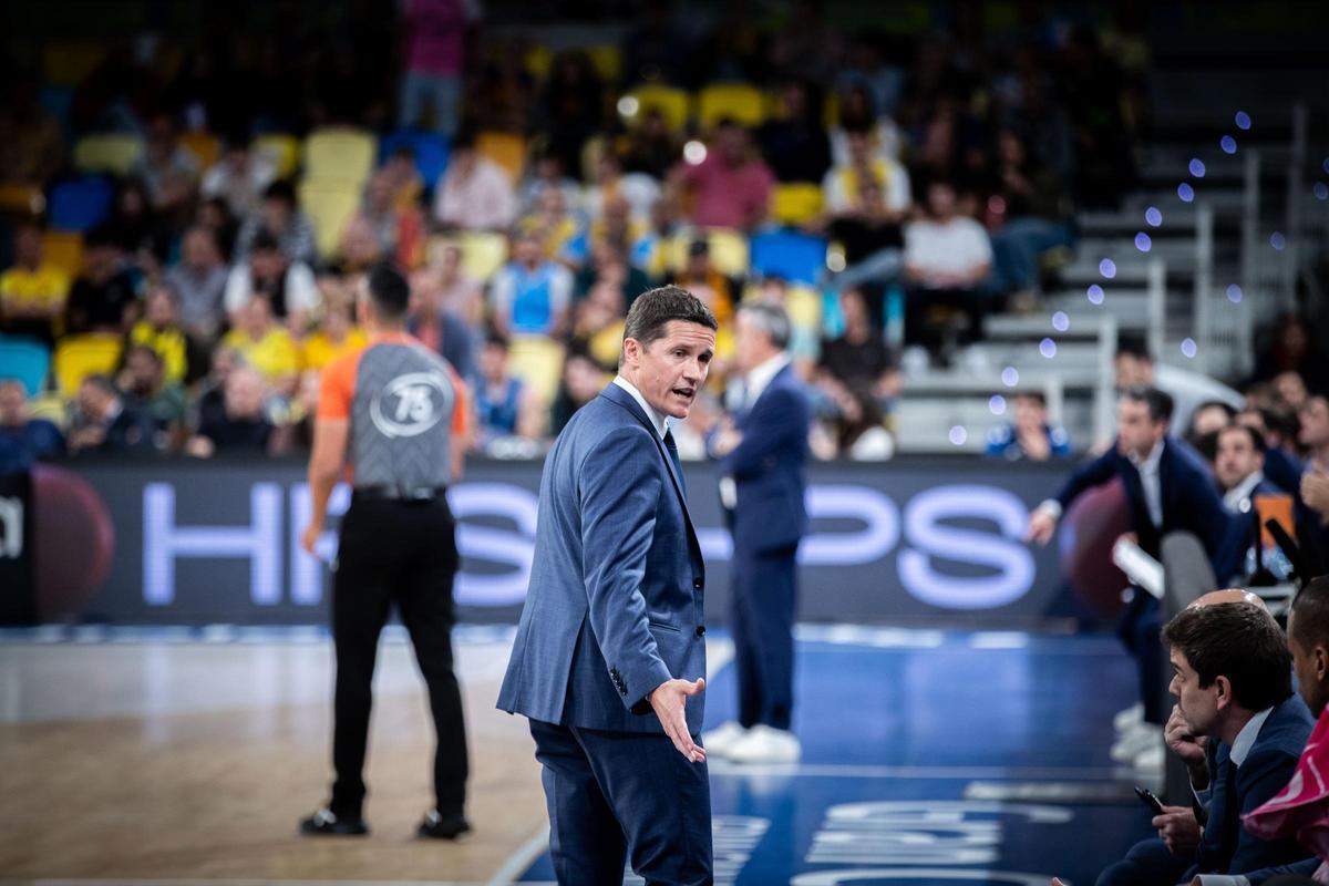 Jaka Lakovic pide explicaciones a su banquillo durante un lance del duelo del sábado entre el Granca y el Burgos, en el Arena.