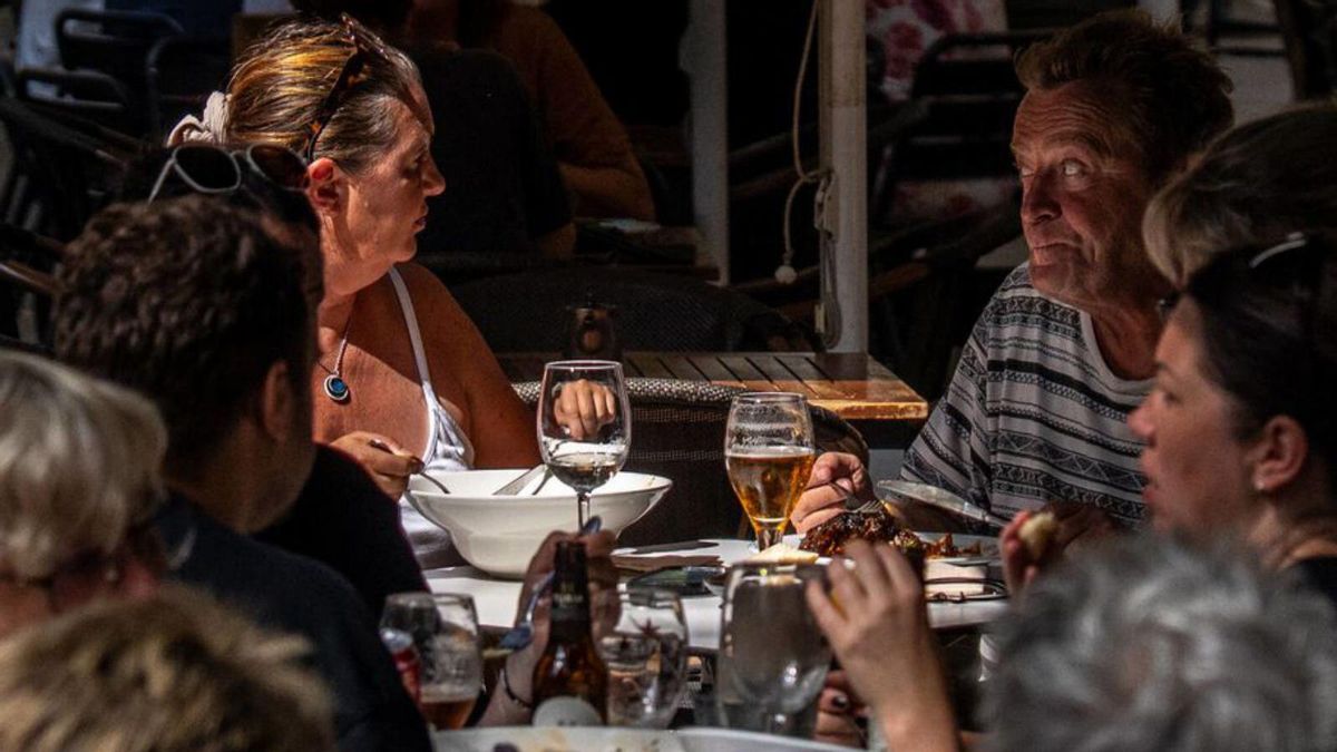 Grups de clients en una terrassa de Barcelona. | JORDI OTIX Grups de clients en una terrassa de Barcelona. | JORDI OTIX