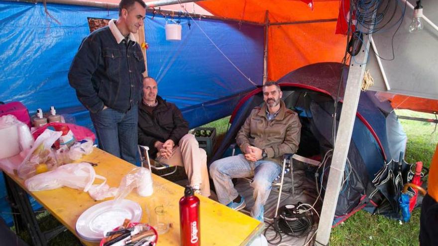 La gerente, la tercera por la izquierda, ayer, hablando con los vigilantes.