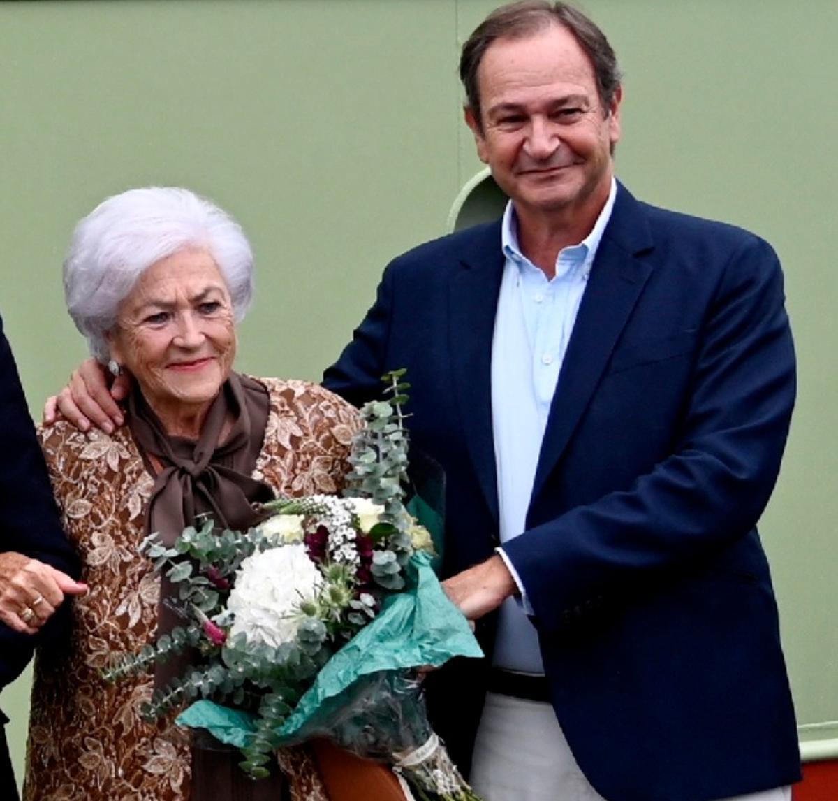 Margarita Prado junto a su hijo y presidente de Pescapuerta, José Puerta Prado, el día de la botadura del Prión en Marín, del que la fallecida fue madrina, el pasado 30 de septiembre.