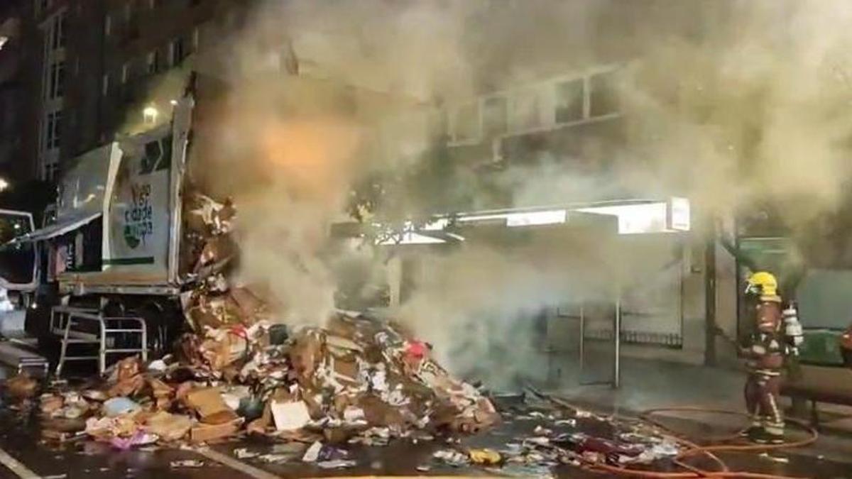 Un camión de la basura se incendia en Vigo y esparce su carga en plena ...