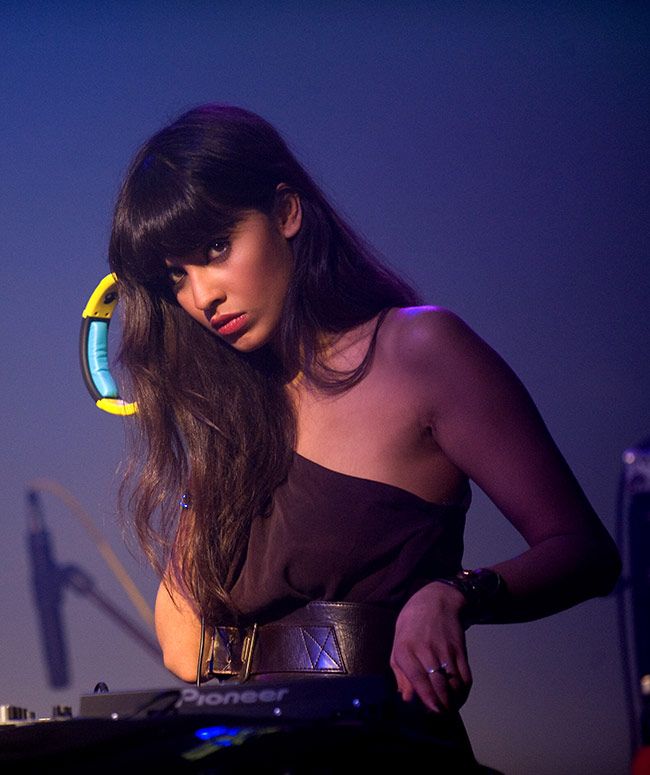 Jameela Jamil como DJ