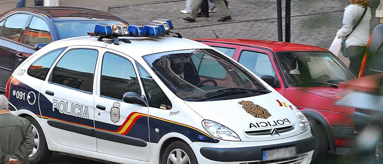 Un coche patrulla de la Policía Nacional, en el centro de Mieres.