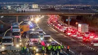 La protesta agrícola corta el tráfico de Murcia a Cartagena en El Jimenado y deja un detenido