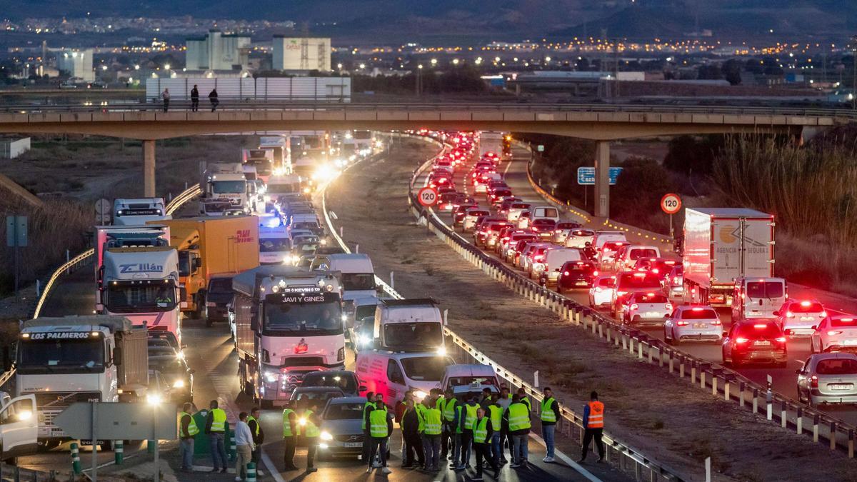 Medio centenar de vehículos entre tractores, camiones y turismos de agricultores protestan cortando el tráfico en la autovía 30 que conecta Murcia y Cartagena