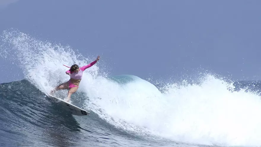 Lucía Martiño regresa a Tenerife para su segundo surf camp femenino