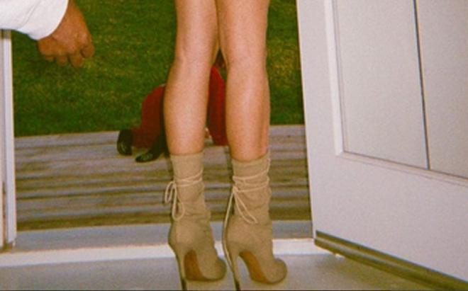 Botas de Kim Kardashian con tacón manchado de cesped