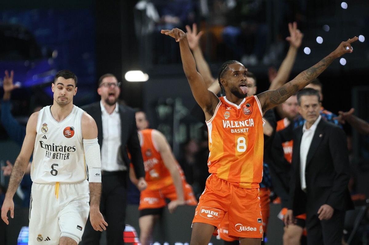 Jean Montero festeja uno de sus triples ayer, en pleno partidazo contra el Real Madrid