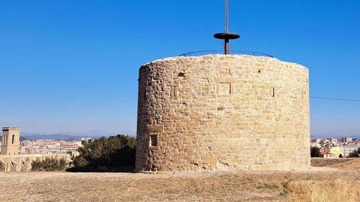 La Torre de Santa Caterina restaurada amb el pal per posar-hi la senyera