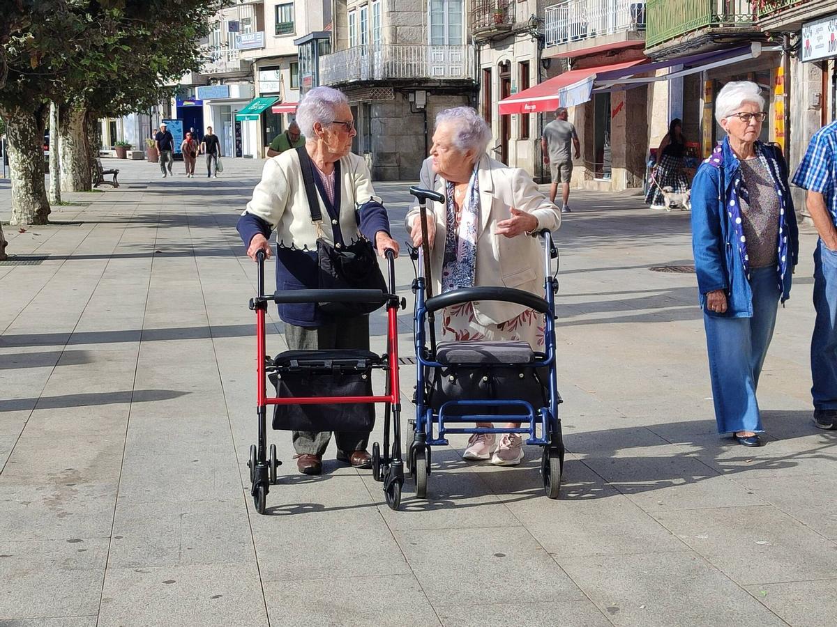 Tres mujeres mayores paseando.