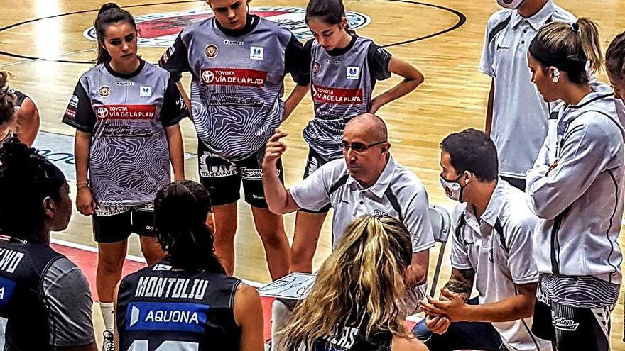 Ángel Fernández da instrucciones a sus jugadoras. | M. L. S.