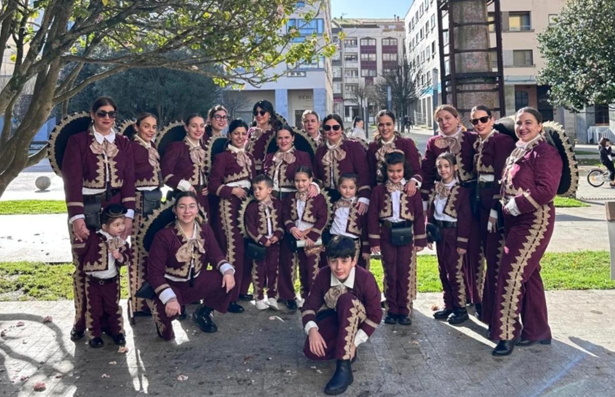 Las componentes de As Tinta Femia, con su atuendo de "rancheras" junto a su prole en la Praza Massó de Bueu.