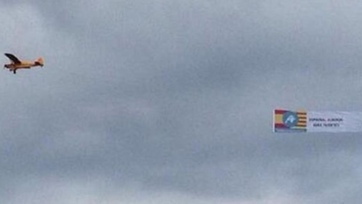 Una avioneta de Intereconomía sobrevuela el litoral catalán.