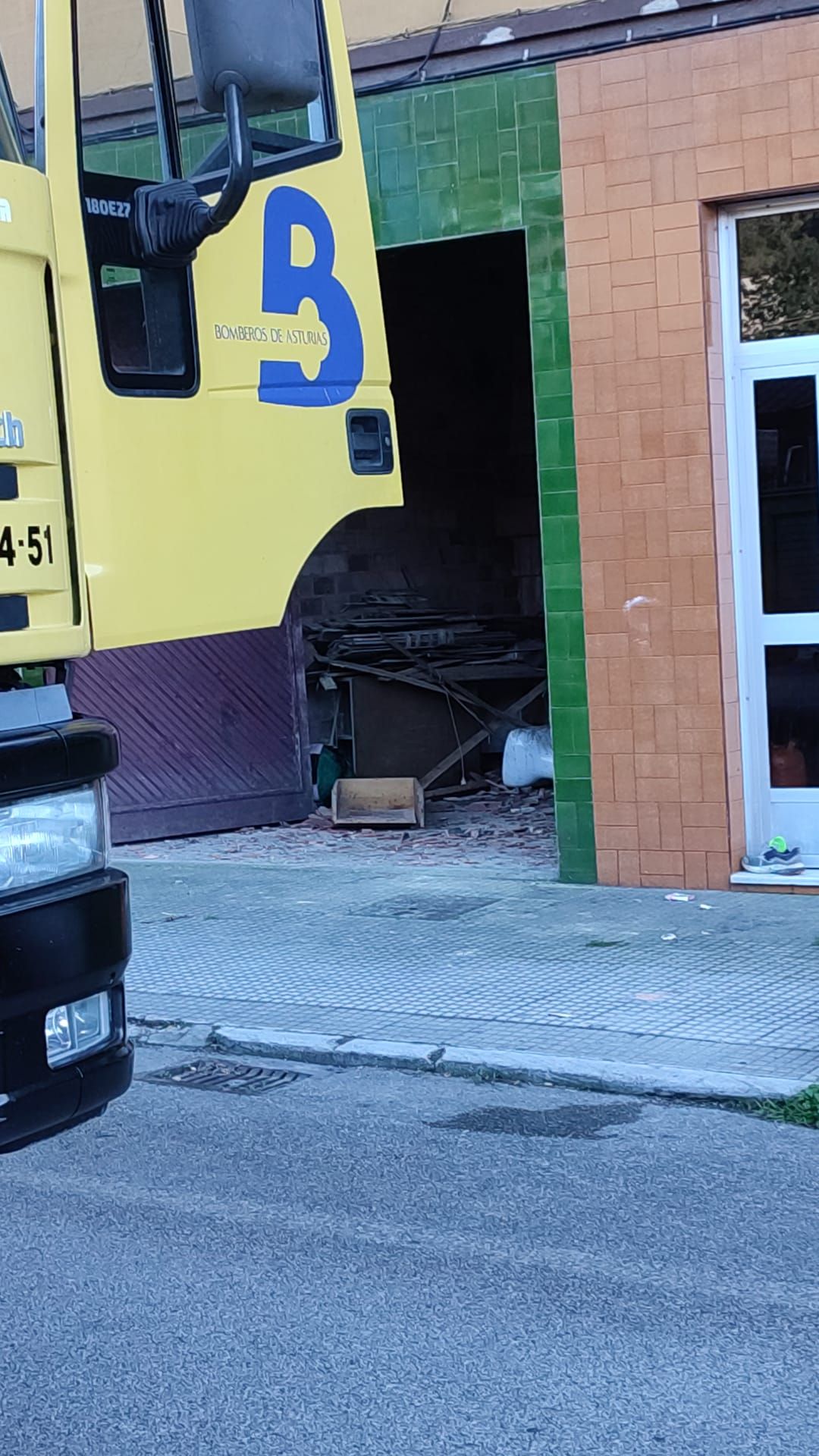 Susto en Langreo: dos heridos al derrumbarse parte del primer piso de una vivienda en Ciaño