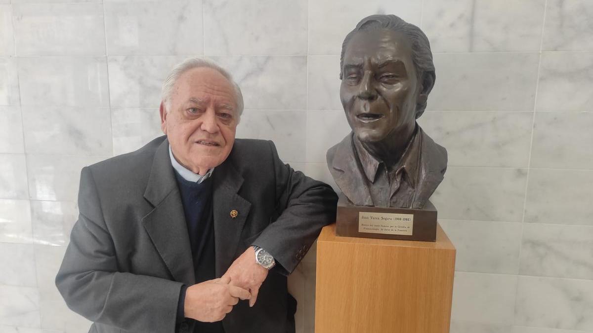 El homenajeado, Juanma Arámbul, posa junto al busto del artista flamenco, Juan Varea.