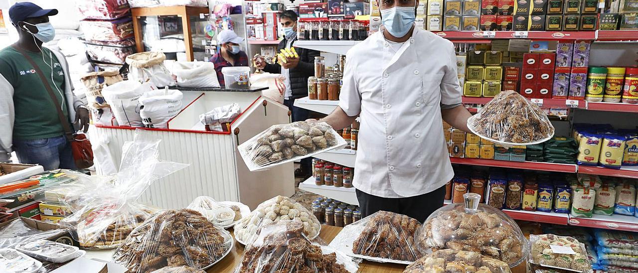 Hassan Elhariri con los dulces caseros de almendra y miel que disfrutarán sus clientes durante el Ramadán. |   // RICARDO GROBAS