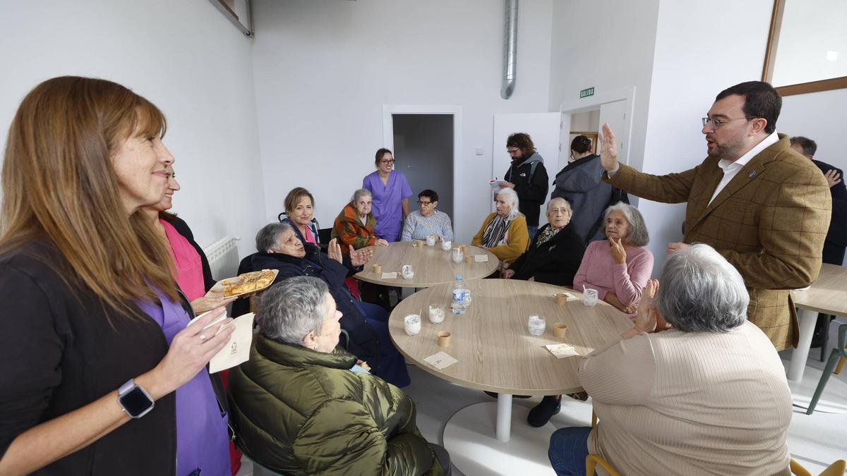 Barbón inaugura un centro de día y obras en el puerto de Luanco