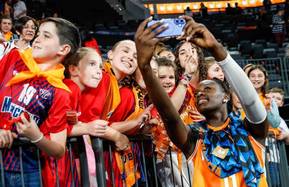 Así ha sido el regreso al Roig Arena de Awa Fam tras triunfar en el draft de la WNBA