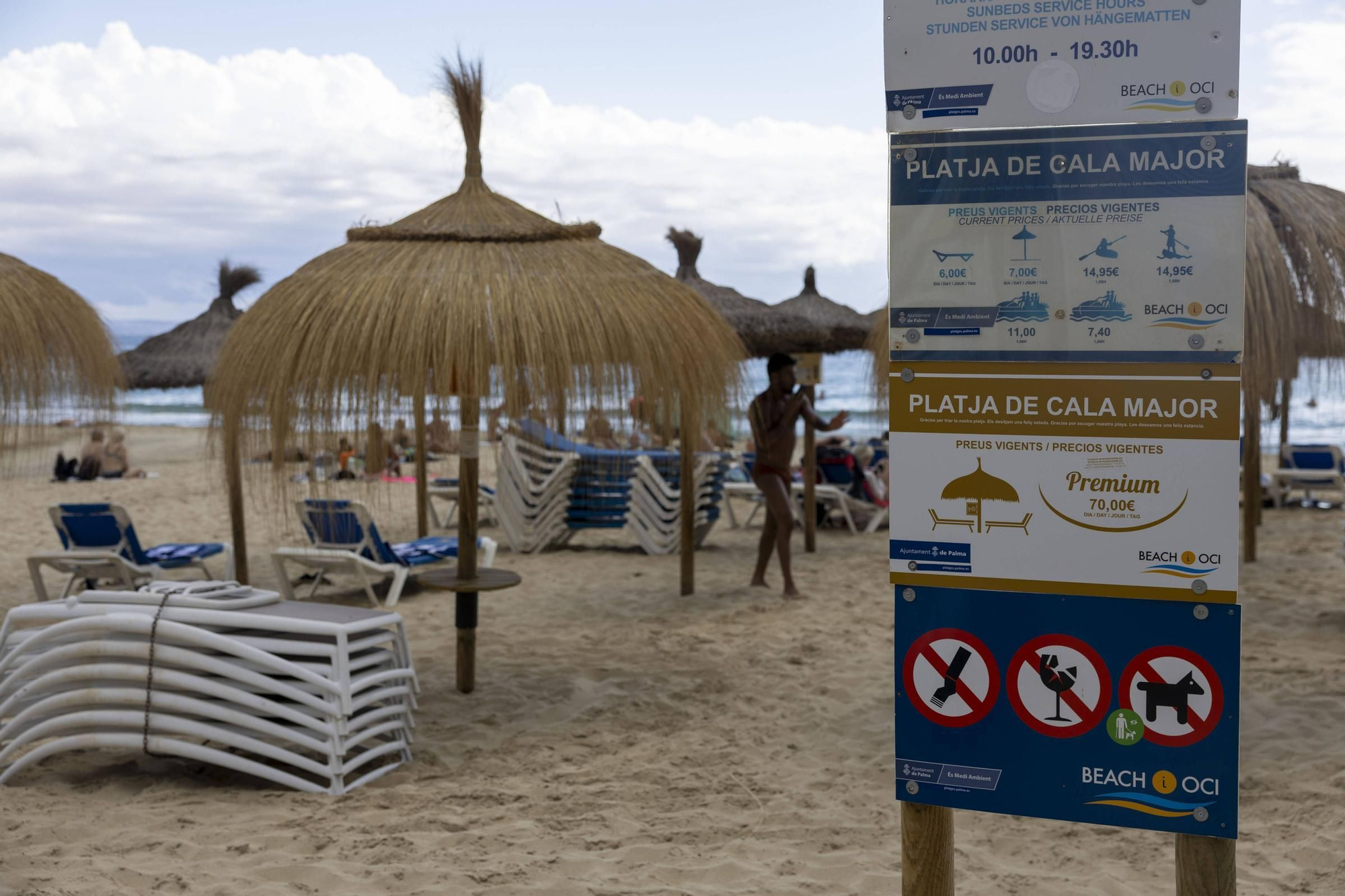 El GOB denuncia a Costas las hamacas ‘premium’ por 70 euros sin autorización de Cala Major