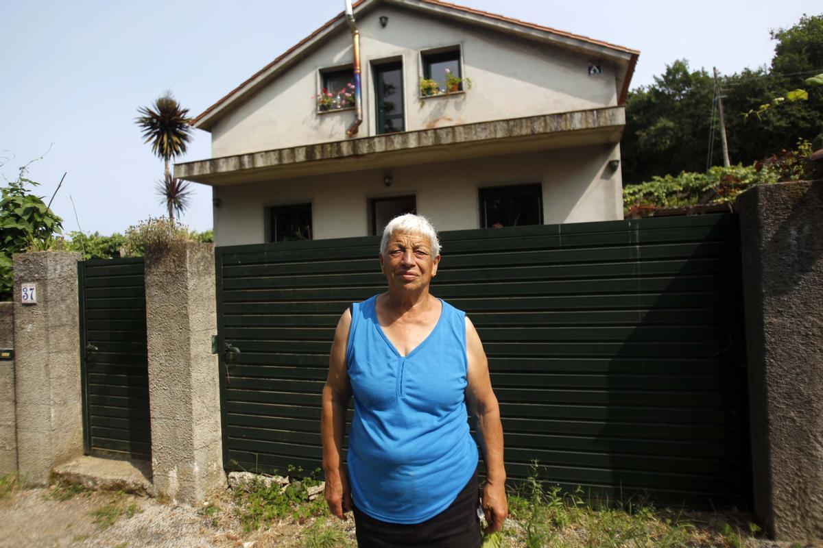 La señora delante de la casa que puede perder.