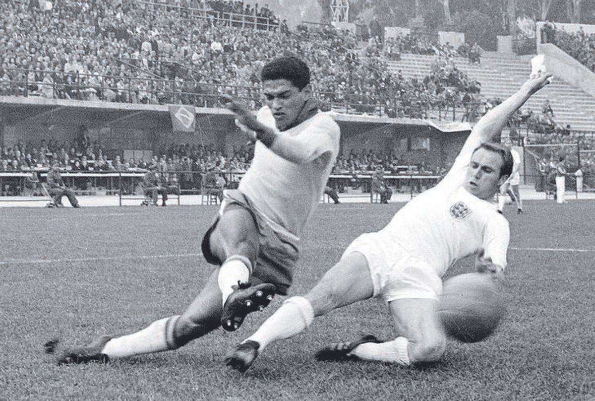 Garrincha estuvo a punto de no ir a Suecia'58 porque en los test se reveló que tenía grandes limitaciones intelectuales.