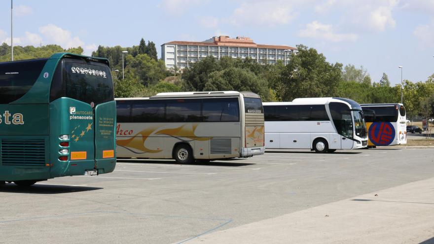 Alguns dels autobusos aparcats a la zona de Fontajau, on l&#039;Ajuntament de Girona els obliga a aparcar
