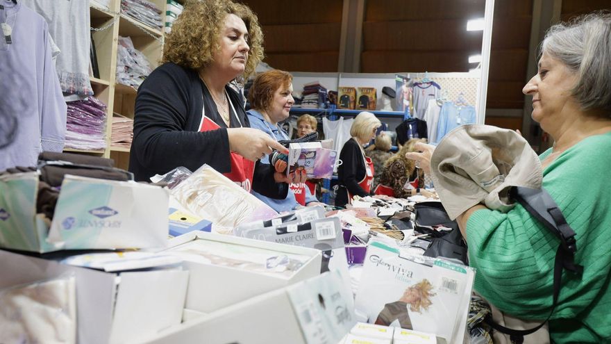 Primer día del rastrillo solidario de Ozanam: &quot;Todo por ayudar a los demás&quot;