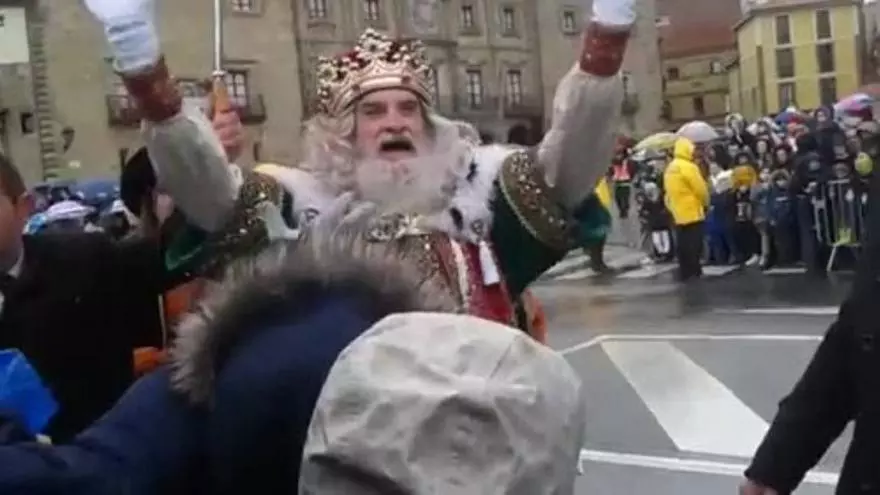 El Rey Melchor saluda a los niños en GIjón