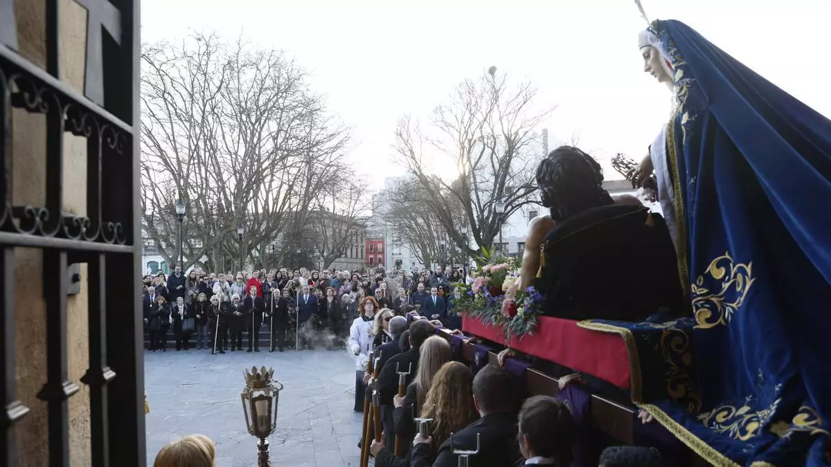 VÍDEO: Gijón se vuelca con el traslado de la Piedad desde la iglesia de San José a San Pedro