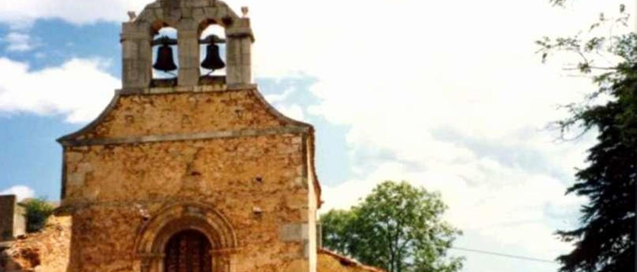 Los vecinos de Arlós urgen la reparación de la cubierta de la iglesia de Santiago