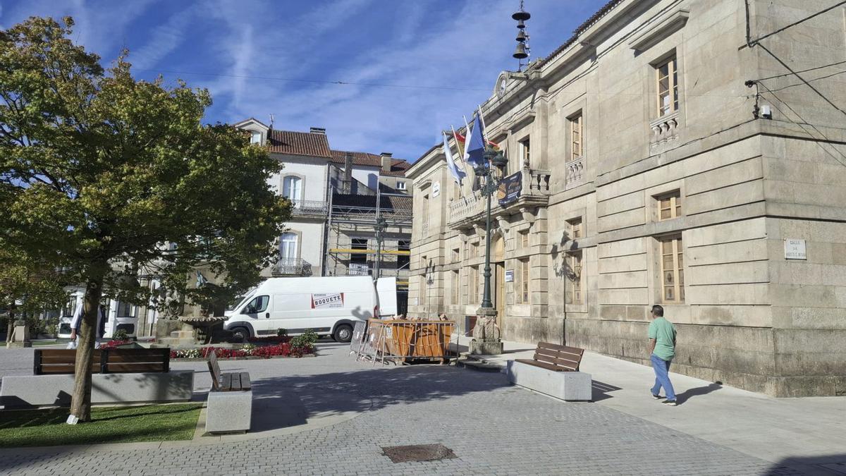 Edificio de la Plaza de la Inmaculada, sede de la Policía Local de Tui y antiguo juzgado, ya en obras.