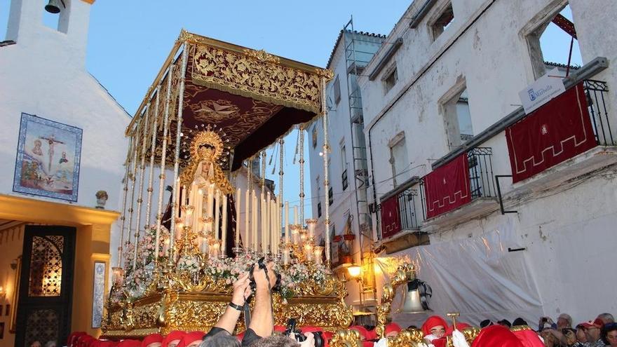 El trono de María Santísima de la Caridad sale de la ermita de Santiago.