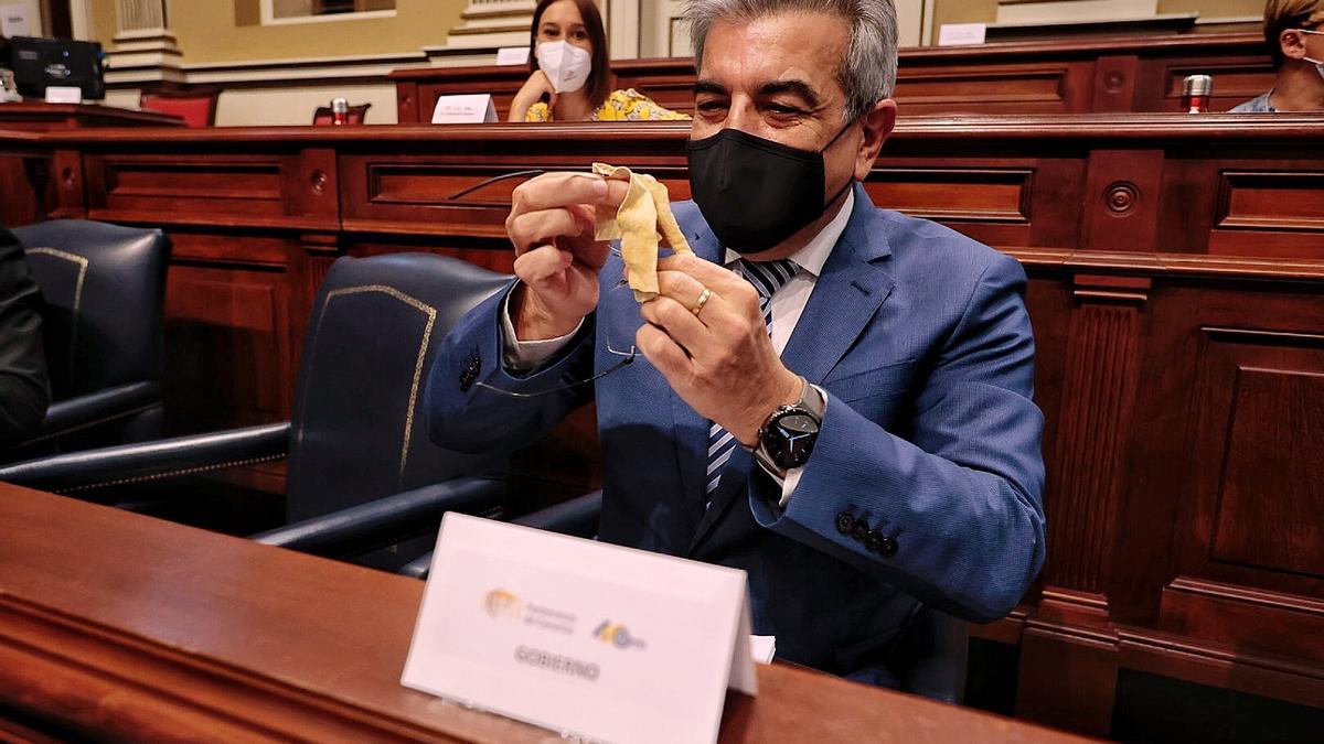 El vicepresidente y consejero de Hacienda, Román Rodríguez. limpia sus gafas antes del pleno de ayer.