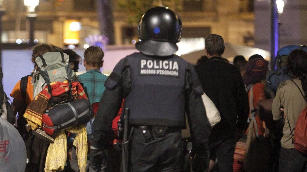 Imagen de un agente de los Mossos en una manifestación.