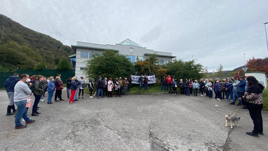 Los manifestantes, ayer, ante la puerta de las piscinas municipales. | Vivas