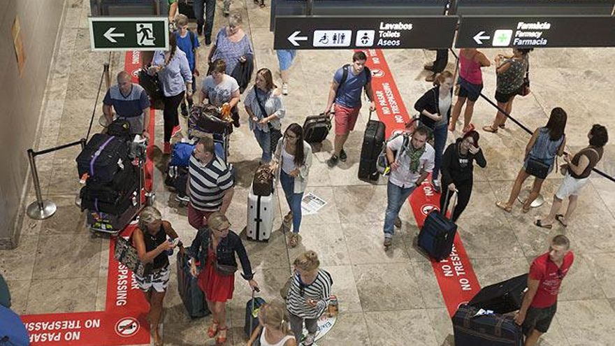 Pasajeros en un aeropuerto.