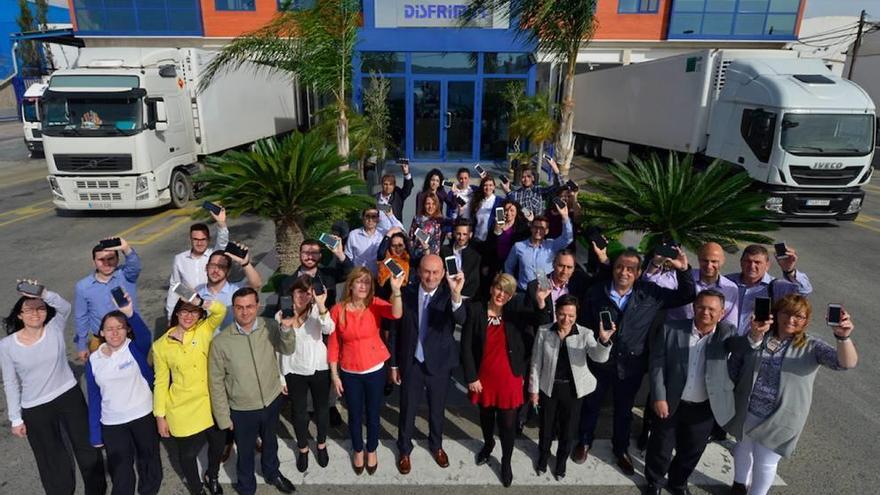 La consejera Noelia Arroyo, junto a un grupo de trabajadores de Disfrimur.