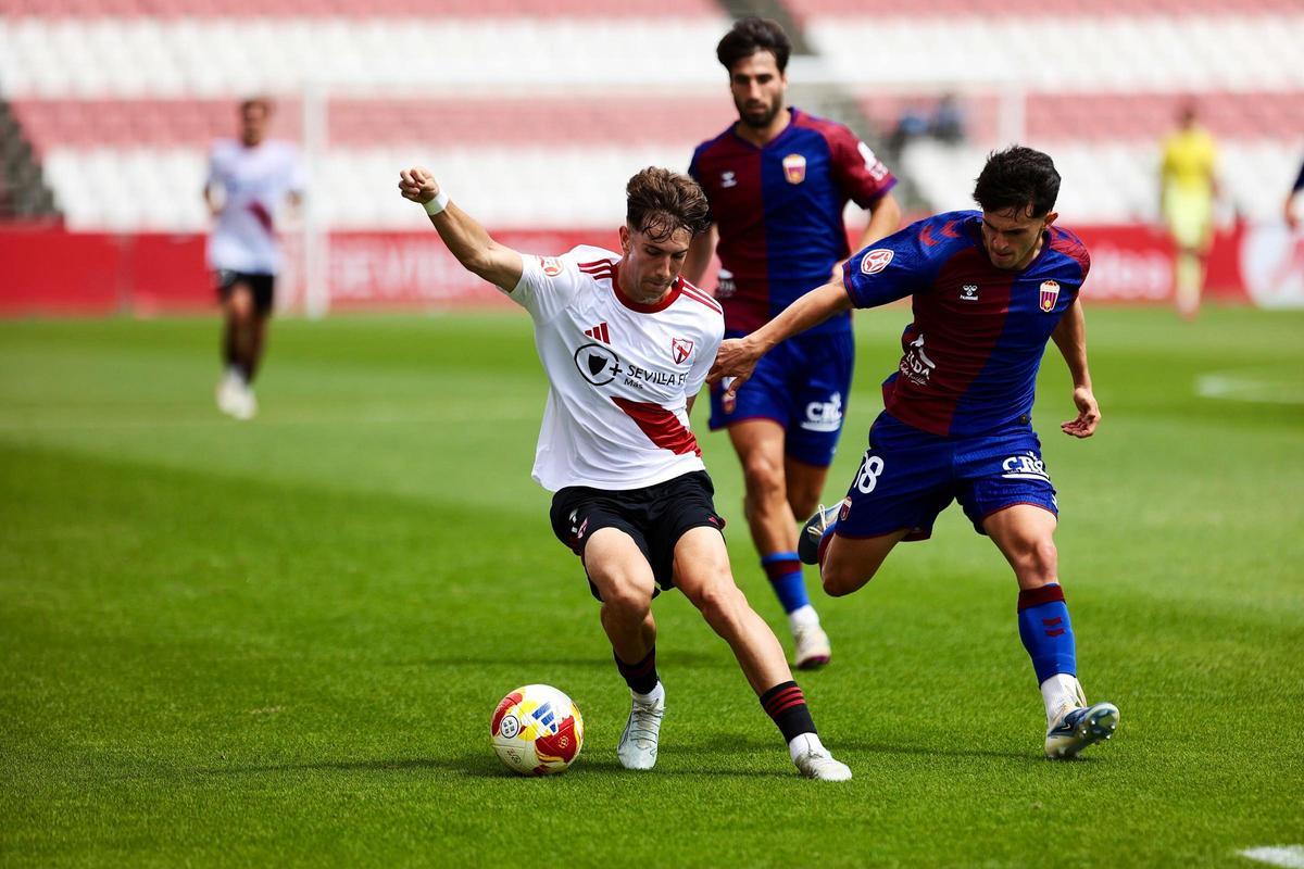 Guille Macho trabaja en defensa para impedir el ataque del Sevilla B.